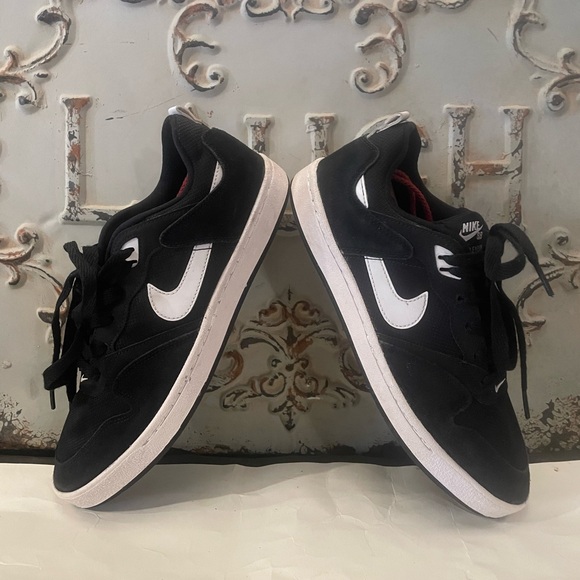 Men’s black and white sneaker brand Nike - Picture 4 of 7